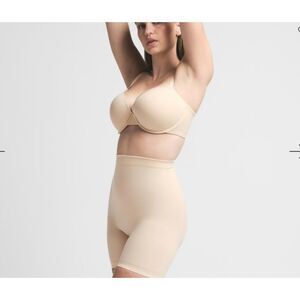 NEW SKIMS Everyday Sculpt Mid Thigh Short Sand Medium NWOT